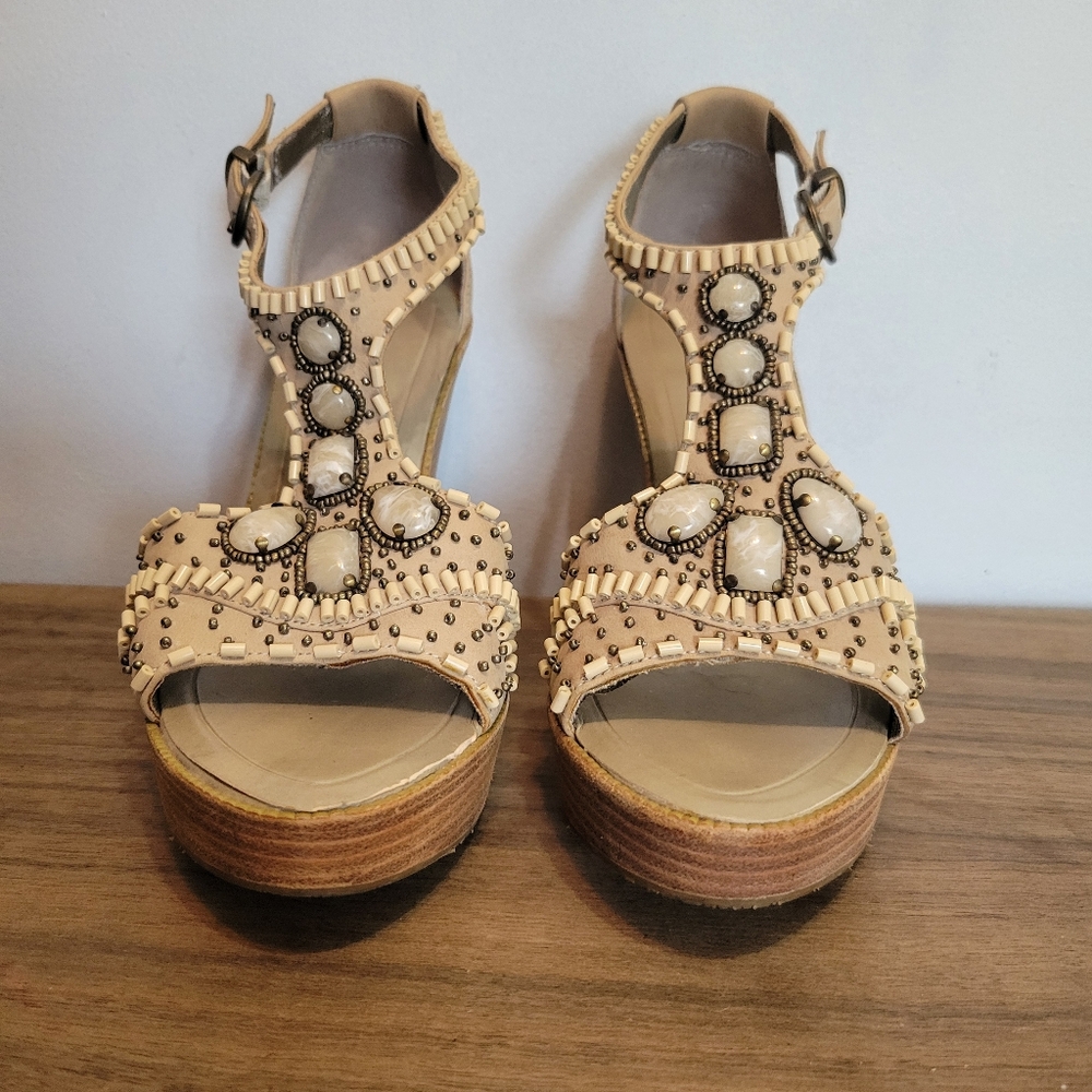 Banana Republic 7.5 beige wedges